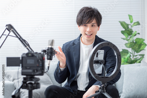 動画配信をする男性のイメージ