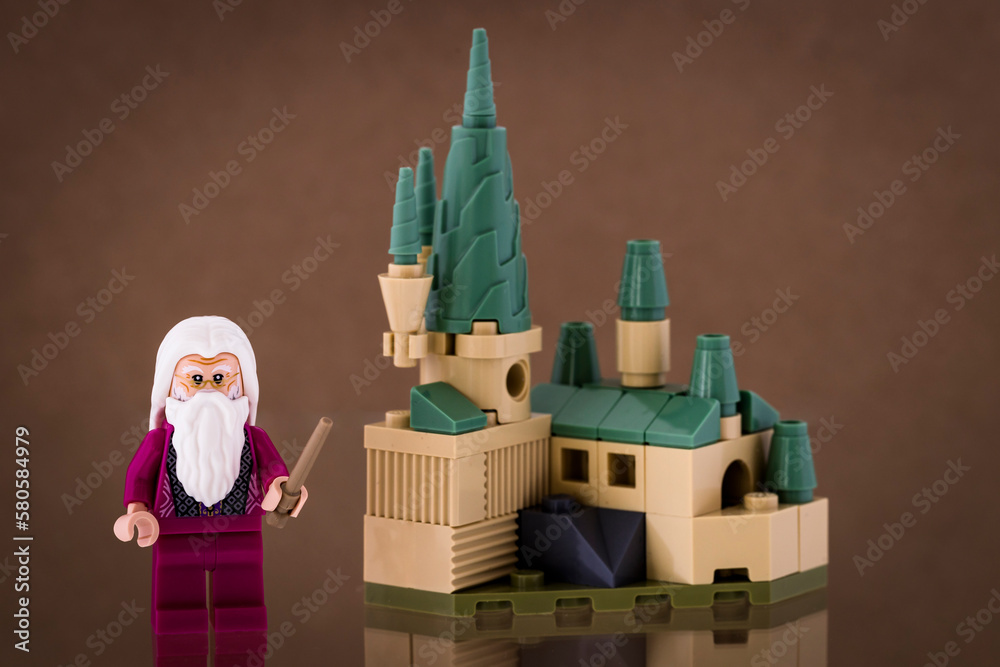 Naklejka premium Dortmund - Deutschland 13. März 2023 Lego Figur Professor Dumbledore vor dem Schloss