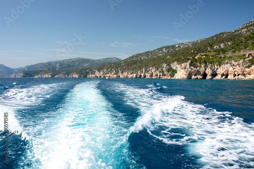 Mare blu e le caratteristiche grotte naturali di Cala Luna, Dorgali, Golfo di Orosei, Sardegna, Italia. Grandi grotte marine nella costa mediterranea. Sardegna, Italia. photo