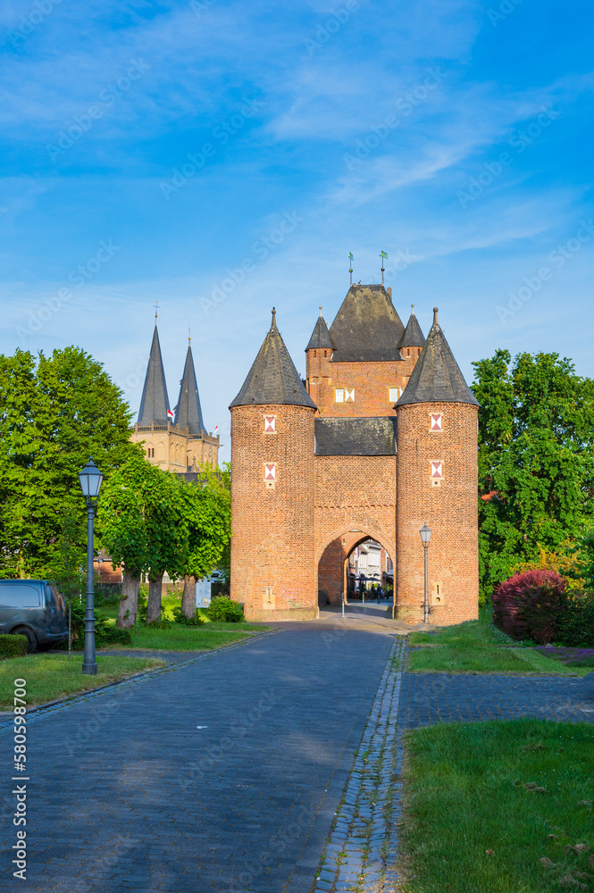 Historische Stadtbefestigung von Xanten am Niederrhein mit Eulenturm und Klever Tor sowie den Doppeltürmen St. Viktor Dom