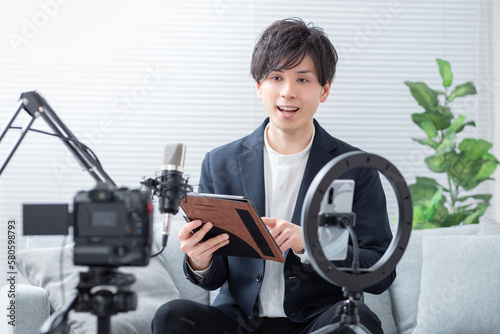 動画配信をする男性のイメージ