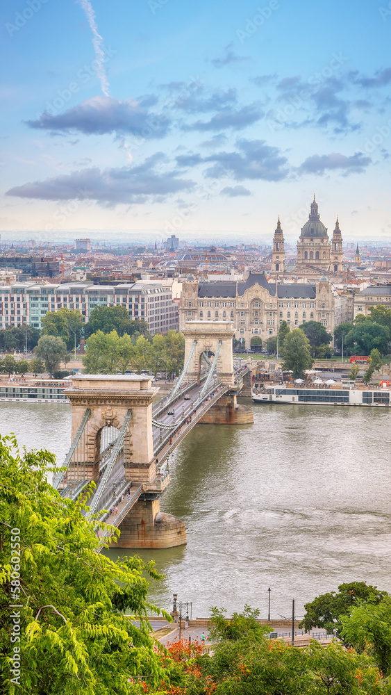 Fototapeta premium Breathtaking cityscape of Budapest with Széchenyi Chain bridge over Danube river