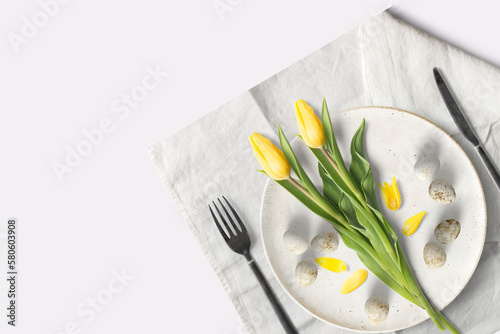 Tischgedeck mit Eier und Tulpen / Textfreiraum