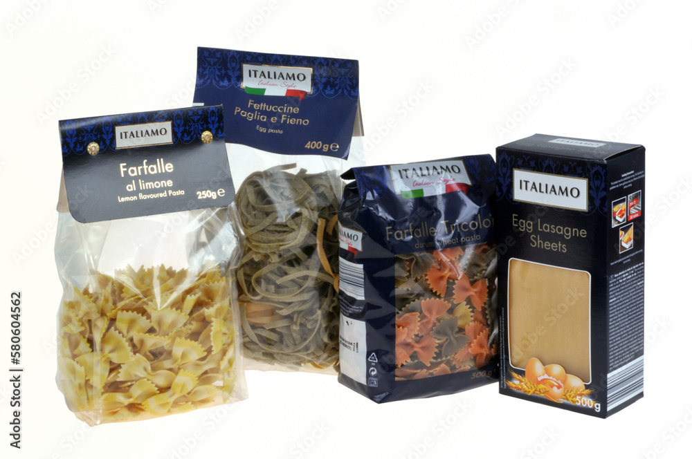 Assortiment de sachets de pâtes de la marque Italiamo en gros plan sur