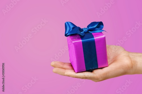 Human hands holding a gift box © BillionPhotos.com