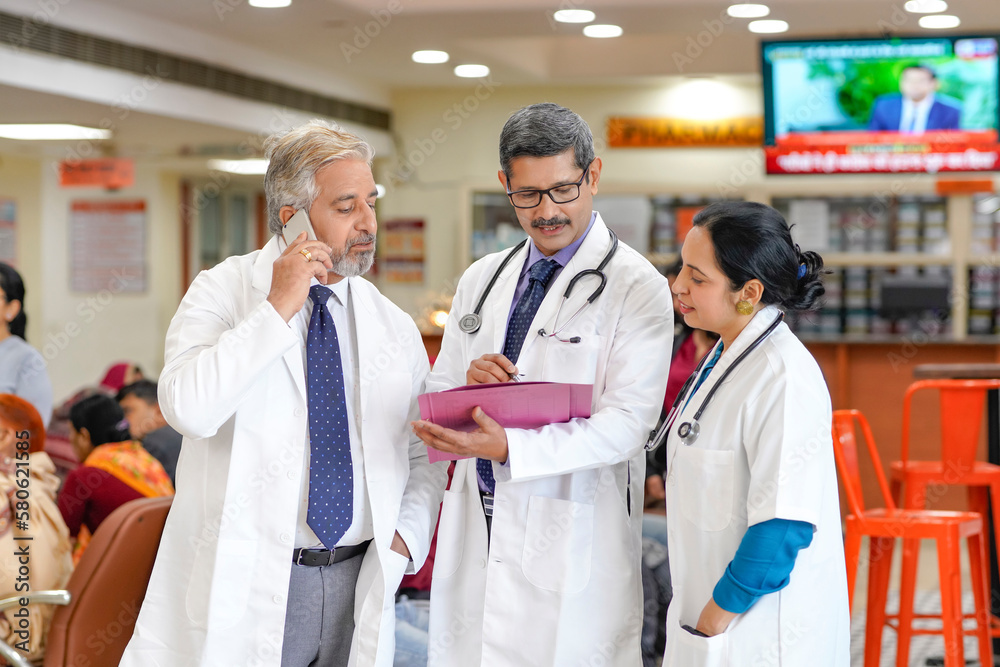 Obraz premium Indian doctors team watching report and discussing at hospital.