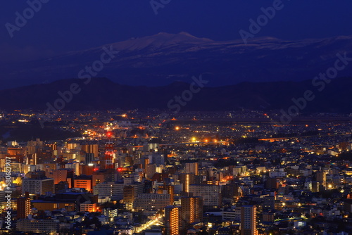 岩手県盛岡市　夜明けの盛岡市街地と岩手山