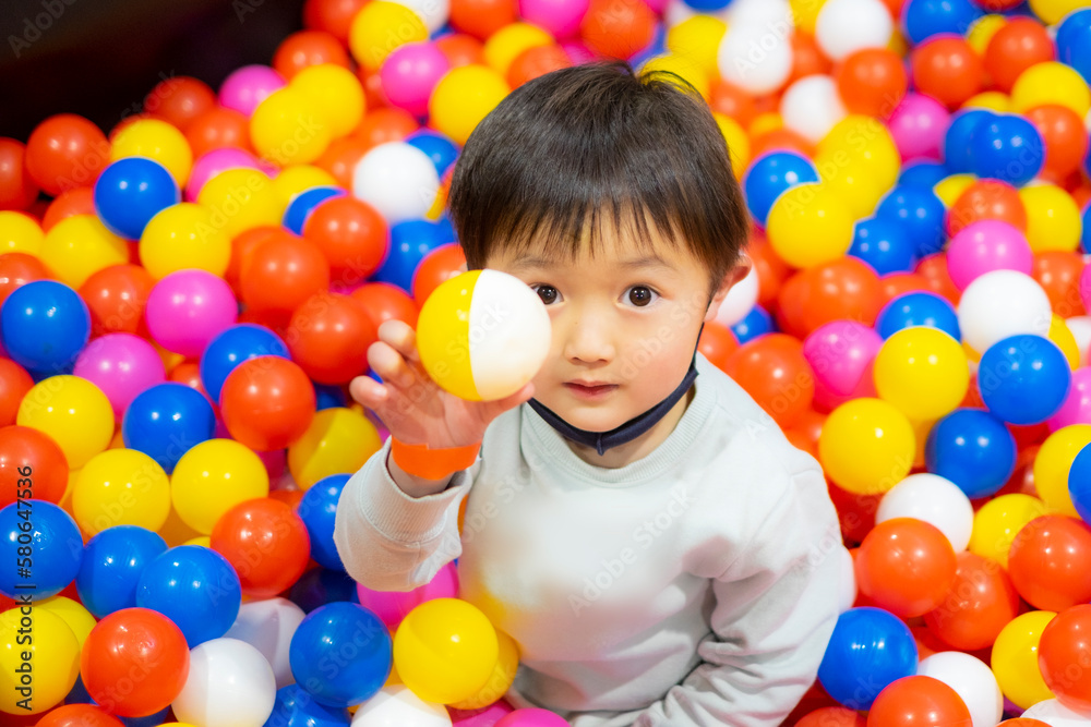 Obraz premium ボールプールで遊ぶ四歳児