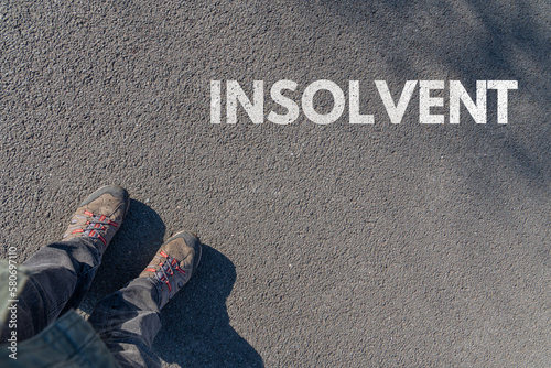 insolvent als Schlagwort auf Asphalt