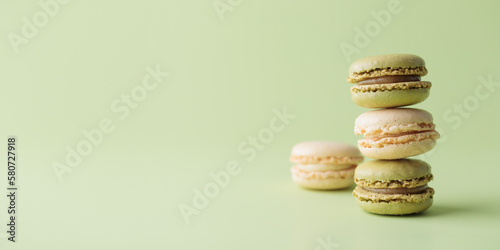 Foto Vanilla and pistacio pastel colored eco handmade macaroons on green background