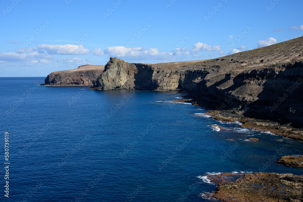 Fototapeta premium Scenic view on Atlantic ocean and coastline in Gran Canary, Spain