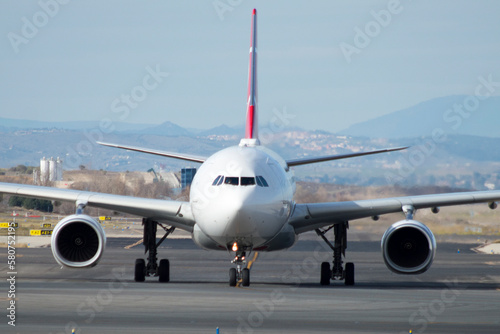 Avión comercial bimotor