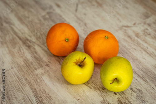 Manzanas y naranjas en una mesa de madera