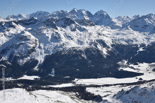 Vallée enneigée de Saint-Moritz en Suisse