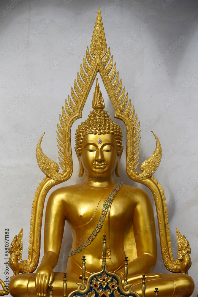 Fototapeta premium Buddha statue in Wat Chedi Luang, Chiang Mai. Thailand.