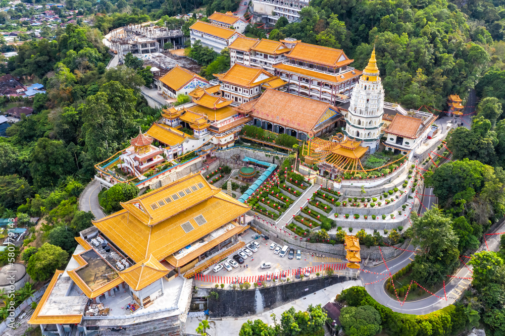 Obraz premium Kek Lok Si Temple aerial photo on Penang island in Malaysia