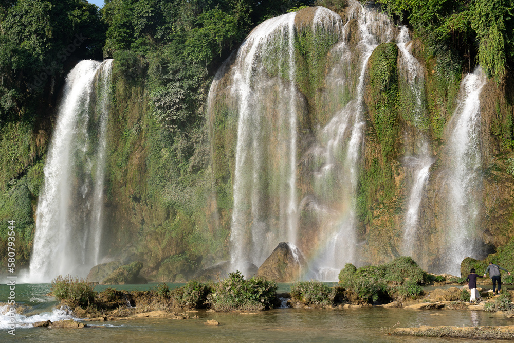 Obraz premium Northern Vietnam, the famous Ban Gioc Waterfall. Situated on the Vietnamese - Chinese boarder. A couple walks near the falls.