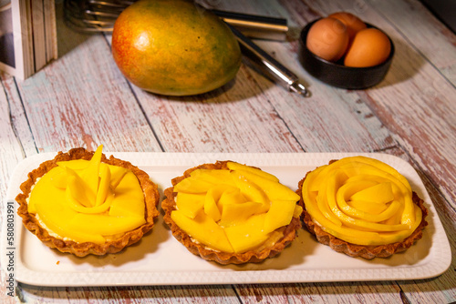 Tarte à la mangue à base de pâte sucrée, mangue fraiche et crème pâtissière photo