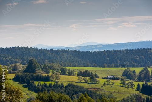 Widok na miejscowo     Lutowiska i Bieszczadzkie szczyty