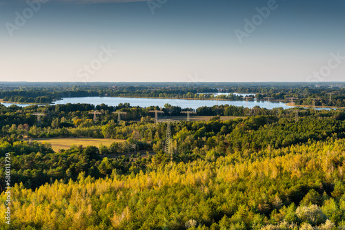 Widok zwieży widokowej AussichtsTurm Teichland na wiatraki