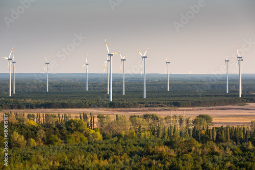 Widok zwieży widokowej AussichtsTurm Teichland na wiatraki