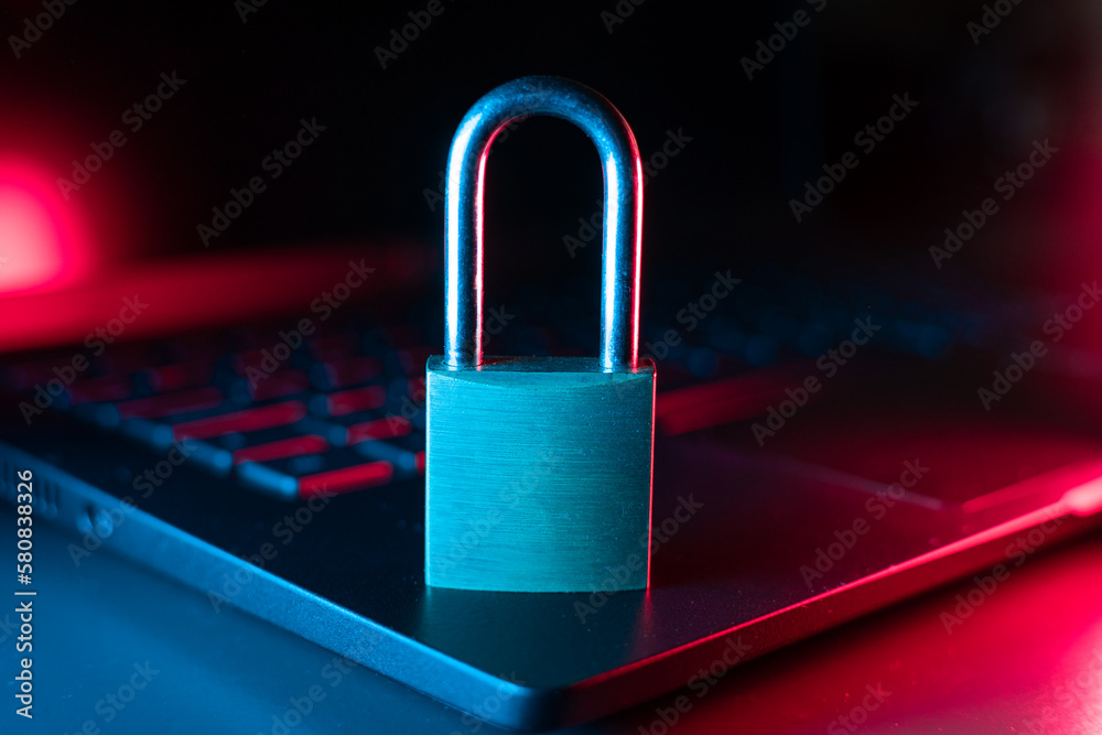 Φωτογραφία A locked padlock sitting on top of a keyboard in black represents the safety of