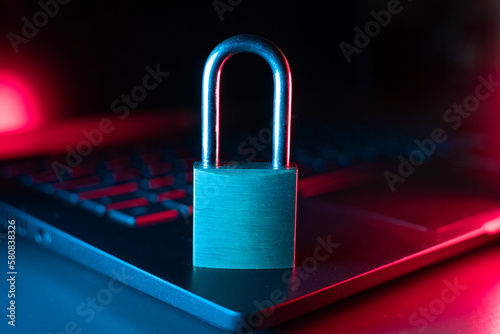 Papier peint A locked padlock sitting on top of a keyboard in black represents the safety of