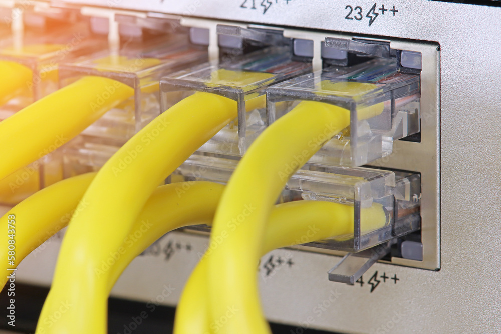 Connecting an switch using patch cords with RJ45 connectors