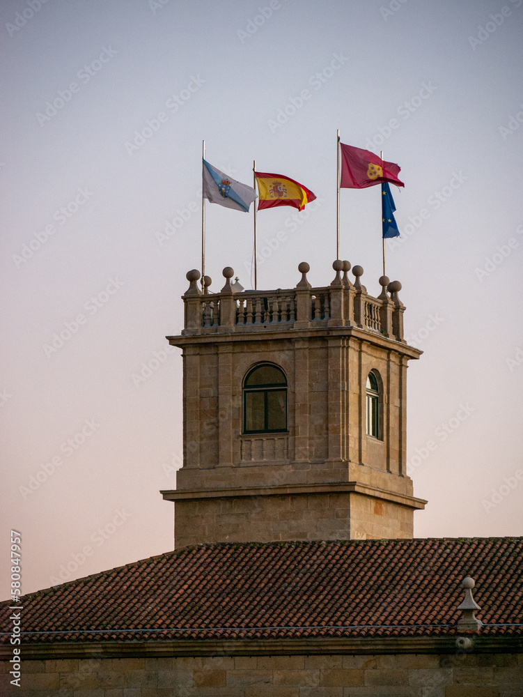 Tour avec les drapeaux espagnol, galicien et de la ville à la Cathédrale de Saint-Jacques-de-Compostelle