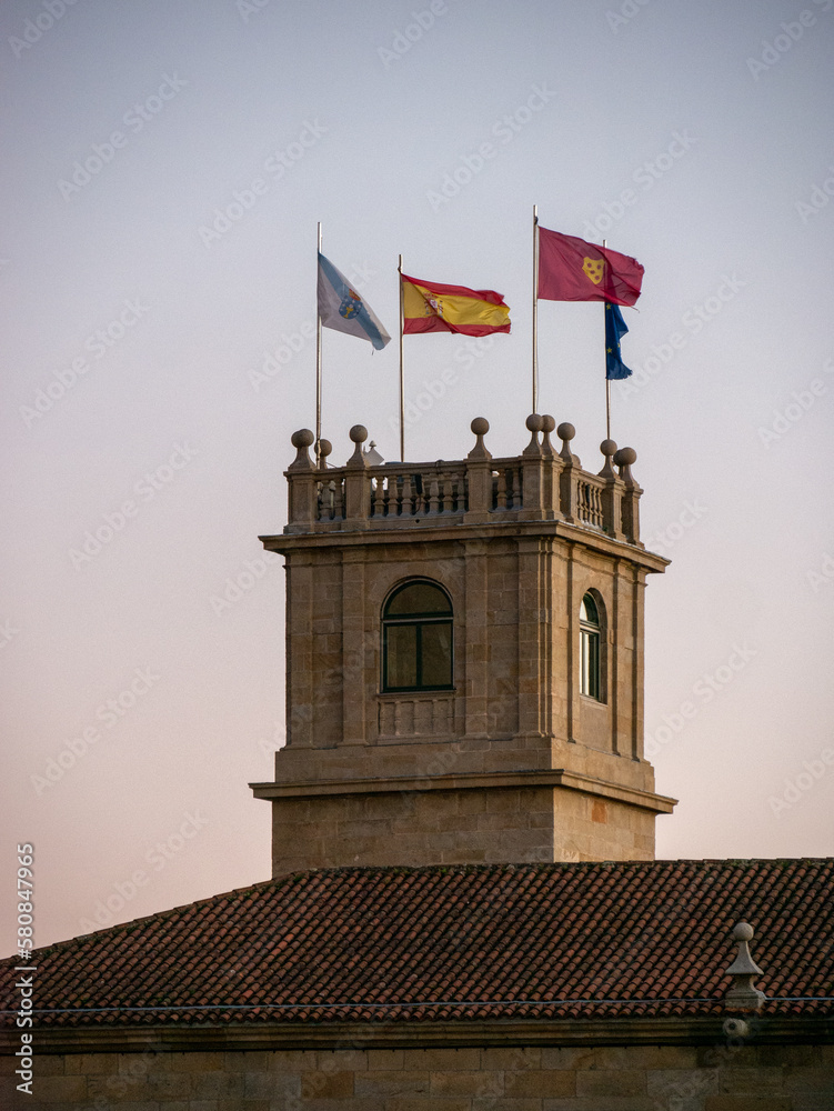 Tour avec les drapeaux espagnol, galicien et de la ville à la Cathédrale de Saint-Jacques-de-Compostelle