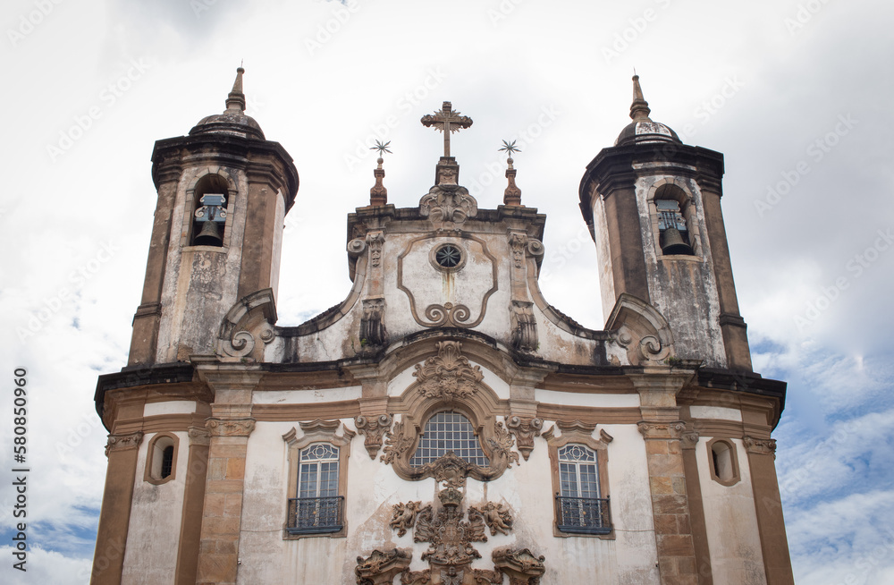 Fototapeta premium Façade of Nossa Senhora do Carmo Church in the Historic Town of Ouro Preto, Minas Gerais, Brazil - Fachada da Igreja Nossa Senhora do Carmo, na cidade histórica de Ouro Preto, MG, Brasil