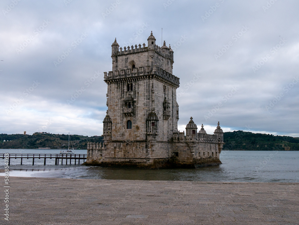 Tour de Belém à Lisbonne sous un ciel nuageux
