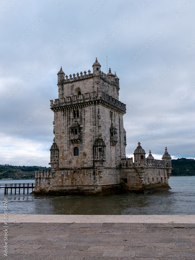 Tour de Belém à Lisbonne sous un ciel nuageux