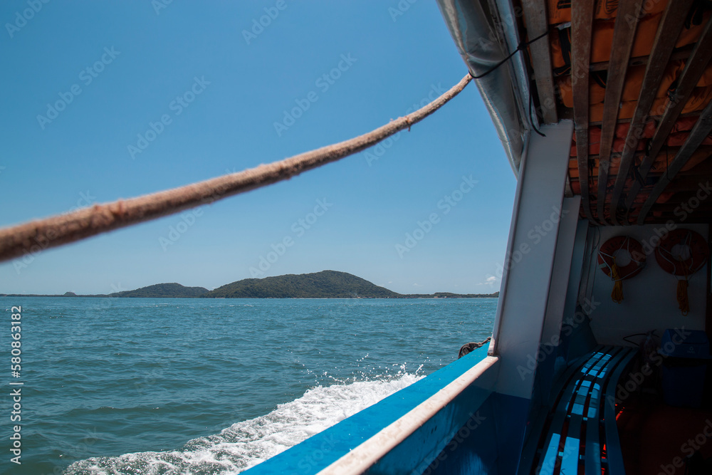 Travessia em Barco de Pontal do Sul para Ilha do Mel, na baía de Paranaguá, Paraná, Brasil,