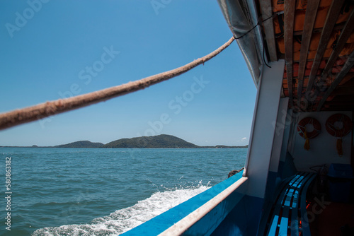 Travessia em Barco de Pontal do Sul para Ilha do Mel, na baía de Paranaguá, Paraná, Brasil,