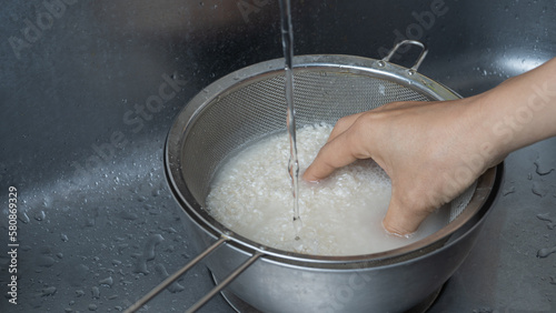 水道水で米を研ぐ・洗う photo