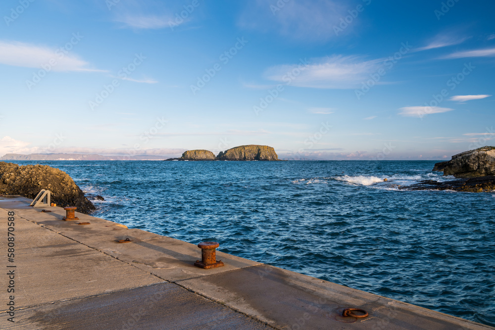 Φωτογραφία Dock and offshore islands at Ballintoy Harbor, Northern Ireland