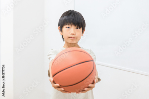 バスケットボールを持った男の子（運動・スポーツ） 
