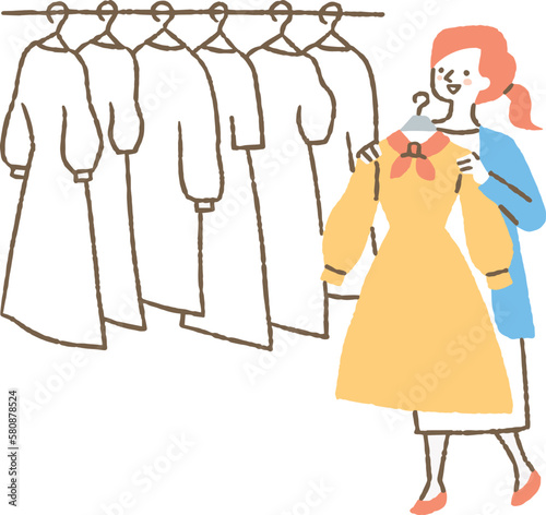 お店で服をあてがう女性_色