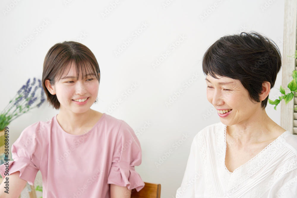 家で会話する母親と娘 家で会話する母親と娘