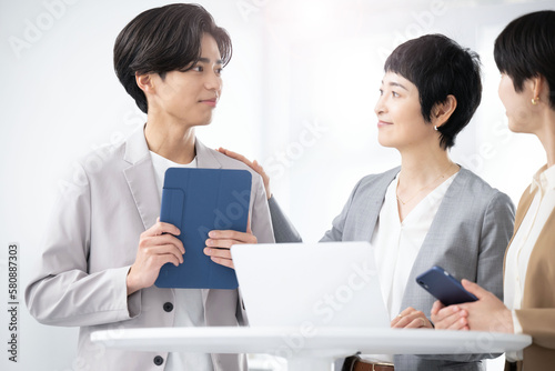 Foto 新人社会人を励ます女性上司
