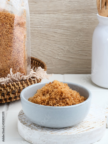 Foto Serundeng, Indonesian spicy coconut flakes, made from grated coconut stir-fried with herbs and spices