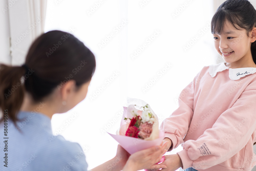 花をプレゼントする女の子 花をプレゼントする女の子