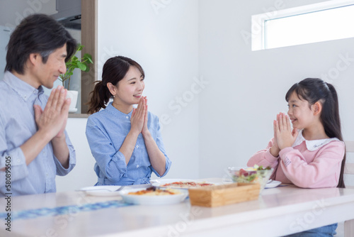 食卓を囲む家族