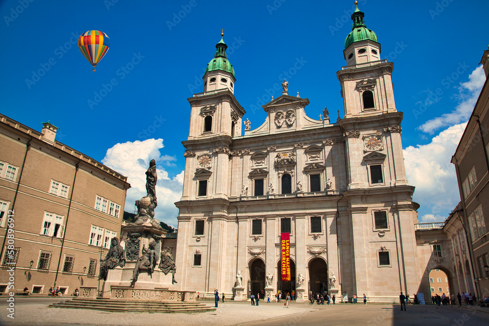 Fototapeta premium ザルツブルク旧市街の大聖堂