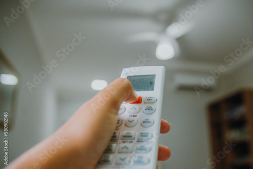 Obraz na plátně Ligando ar condicionado no quarto de hotel