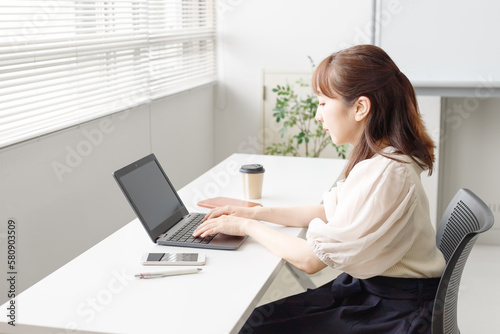 パソコンで仕事する女性。作成、検索、入力作業をしている © hikari_stock