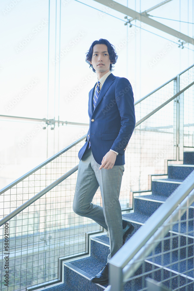 階段を歩くビジネスパーソン 階段を歩くビジネスパーソン