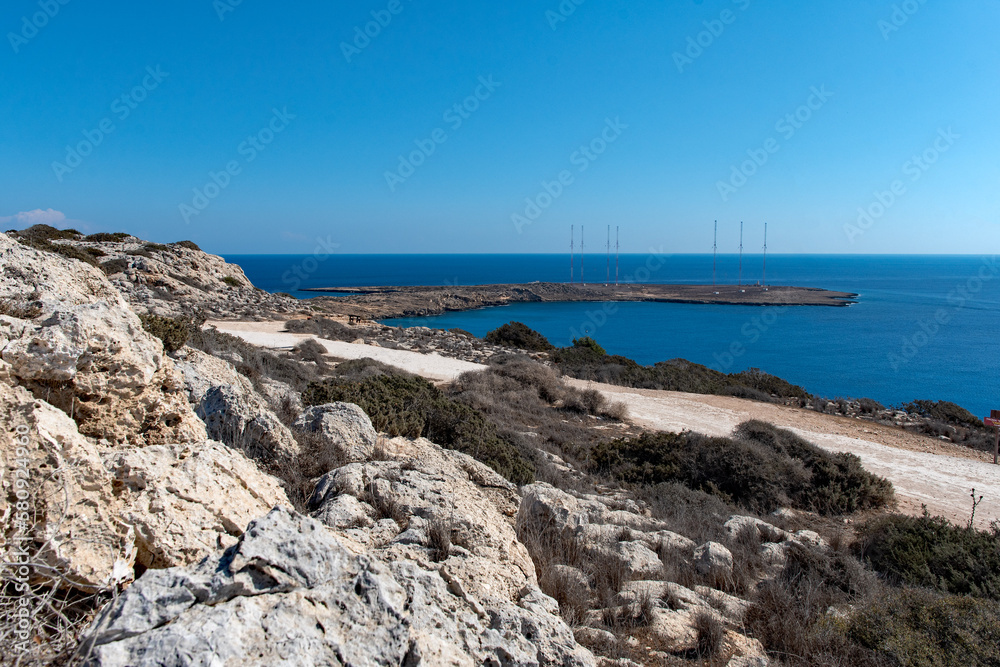 Felsen im Mittelmeer am Kap Greco bei Ayia Napa auf Zypern
