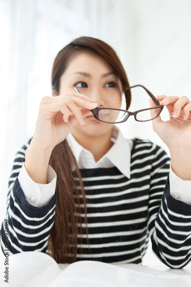 勉強する眼鏡を持った女性